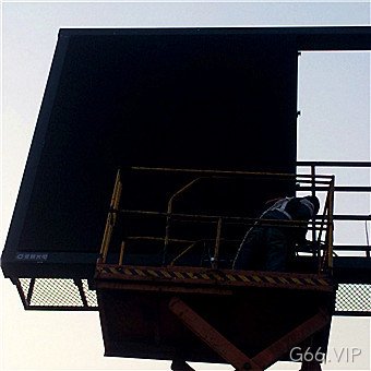 F型可变信息情报板的施工队伍
